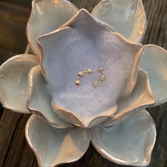 ⭐️🆕Dainty Gold Stars Helix Climber Stud Earrings - Picture 2 of 3